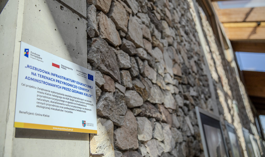 Tabliczka umieszczona na ścianie budynku informująca o dofinansowaniu z Funduszy Europejskich